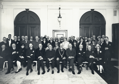 98996 Groepsportret van de deelnemers aan de jaarvergadering van de Nederlands Oudheidkundige Bond die werd gehouden in ...